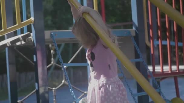 Disparo Cámara Lenta Una Niña Años Escalando Una Estructura Parque — Vídeo de stock