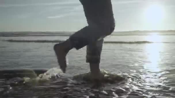 Γυναικεία Πόδια Περπατούν Στην Παραλία Ηλιοβασίλεμα Στο Βάθος — Αρχείο Βίντεο