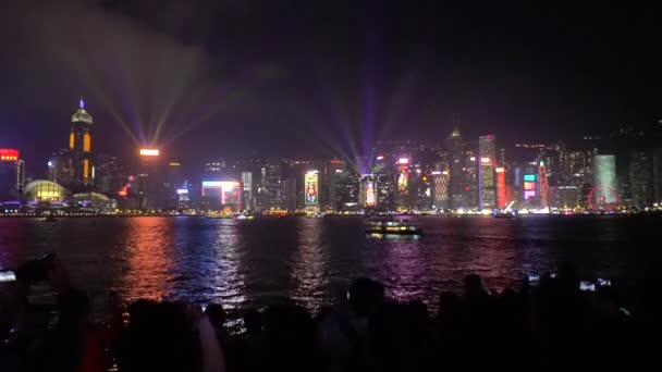 Світлове Шоу Гавані Гонконгу Вночі Кораблем Проходить Повз Міський Пейзаж — стокове відео