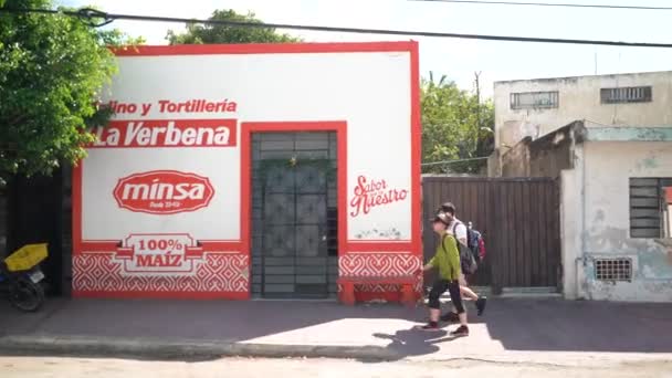 Mature Woman Her Son Walk Tortilleria Merida Yucatan Mexico — Stok Video