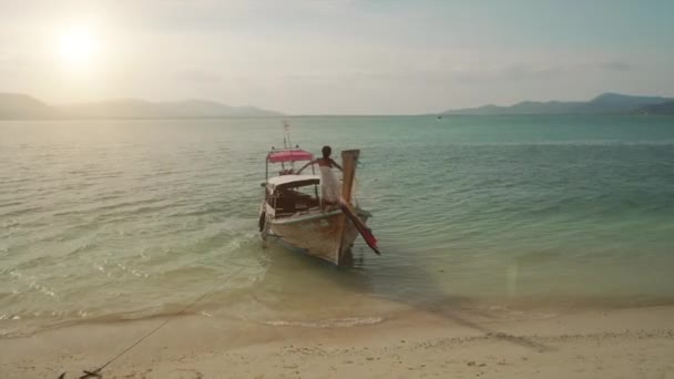 Uzun Kuyruklu Bir Teknede Kollarını Kaldıran Yazlık Elbiseli Bir Kızın — Stok video