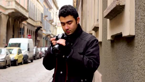 Street Photographer Taking Pictures Street Milan — ストック動画