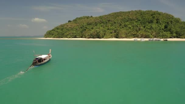 Drone Tiro Seguindo Barco Cauda Longa Com Menina Biquíni Vermelho — Vídeo de Stock