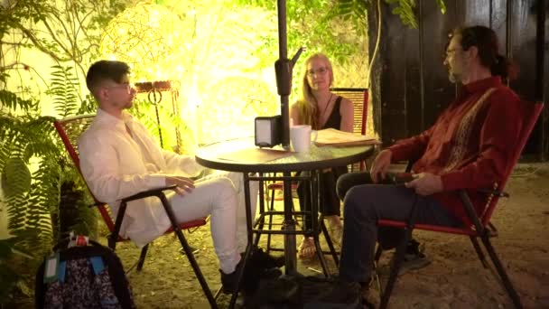 Volwassen Paar Met Tiener Zoon Aan Een Cafe Tafel Met — Stockvideo