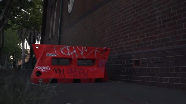 Coureur Sautant Par Dessus Barrière Routière Dans Ville — Video