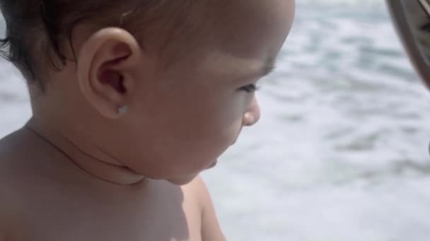 婴儿慢慢地和妈妈一起在大海中嬉戏打闹 — 图库视频影像