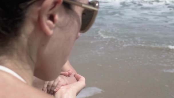 Anne Küçük Kızının Ellerini Deniz Kenarında Tutuyor — Stok video