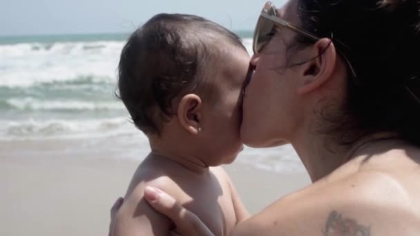 母亲缓慢地吻着她的孩子 背对着大海 — 图库视频影像