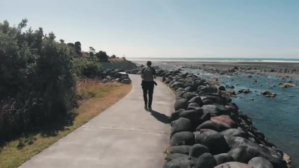 Backpacker Vandring Genom Nya Plymouth Nya Zeeland — Stockvideo