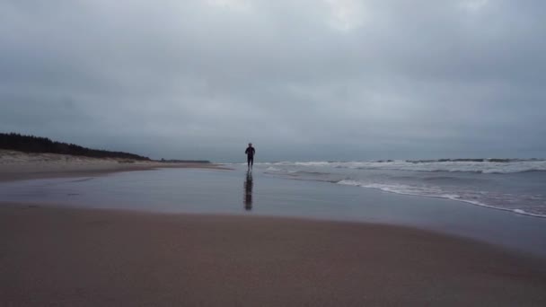 Ragazzo Corre Spiaggia Calpesta Acqua Dopo Che Diventa Nervoso — Video Stock