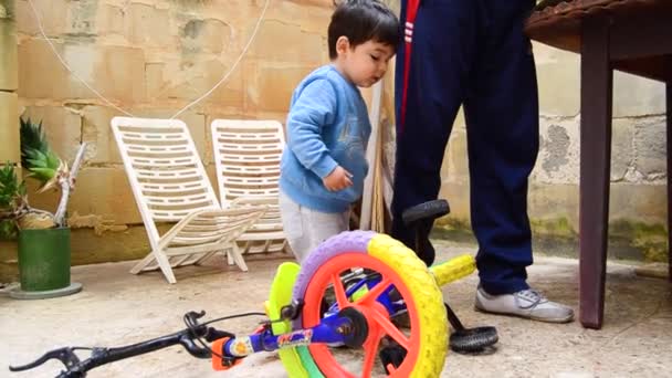 Lindo Niño Varón Jugando Felizmente Con Las Ruedas Bicicleta — Vídeos de Stock