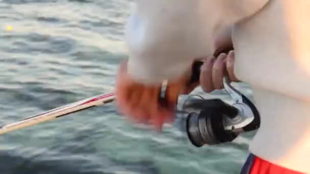 Fechar Homem Cambaleando Uma Vara Pesca Pelo Mar — Vídeo de Stock