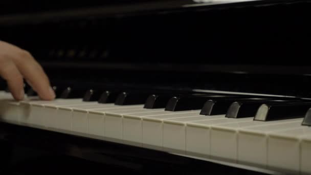 钢琴家演奏优美音乐的慢动作 手和手指靠得紧紧的 — 图库视频影像