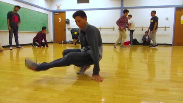 Colegio Chicos Estudiante Asiático Breakdancing Universidad Sala Baile Movimientos Hip — Vídeo de stock