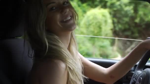 Aantrekkelijke Vrouw Rijdt Langs Een Landweg Glimlachend — Stockvideo