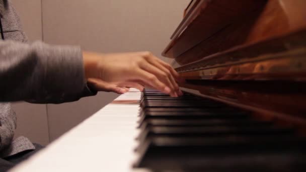 Студент Колледжа Азиат Играет Классическом Пианино Нажимает Клавиши Комнате Университетского — стоковое видео