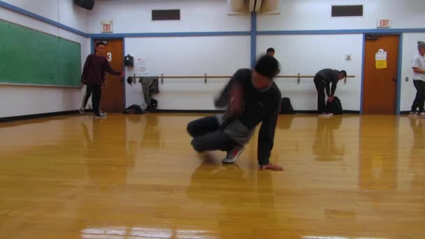 College Junge Student Asiatischen Breakdance Der Universität Tanzraum Akrobatische Fortgeschrittene — Stockvideo