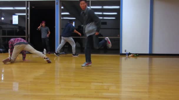 College Jungs Studieren Asiatischen Breakdance Tanzsaal Der Universität Akrobatische Fortgeschrittene — Stockvideo