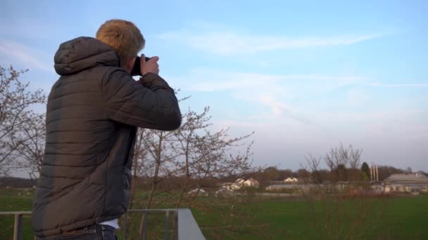 Eine Person Macht Fotos Während Sie Auf Einer Aussichtsplattform Steht — Stockvideo