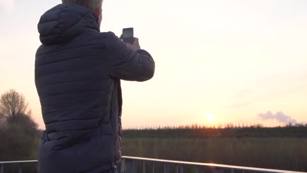 Человек Фотографирует Своим Телефоном Стоя Смотровой Площадке — стоковое видео