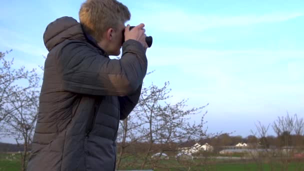 Ein Tourist Macht Fotos Während Auf Einer Aussichtsplattform Steht — Stockvideo