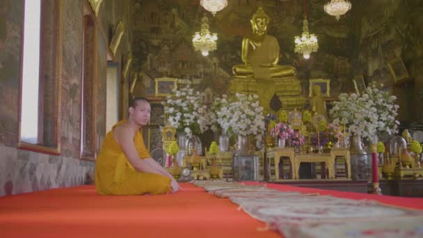 Monk Dressed Orange Robe Sits Red Carpet Temple Bangkok Another — Video Stock