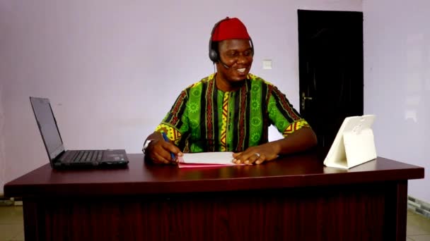 Αφρικανός Επιχειρηματίας Εξυπηρέτησης Πελατών Στο Γραφείο Γελάει Μιλά Και Πληκτρολογεί — Αρχείο Βίντεο