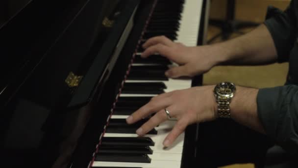 已婚男人带着昂贵的手表弹钢琴的慢动作 — 图库视频影像