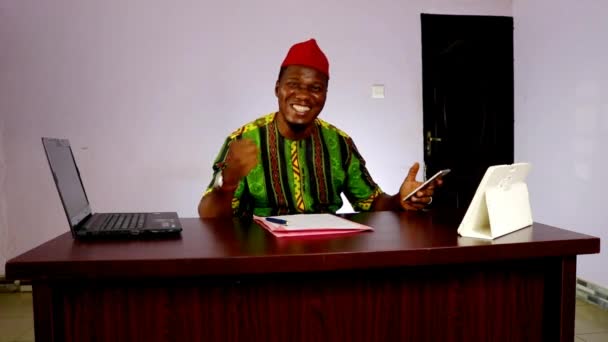 African Business Man Celebrate Thumb Reading Sms His Office — Video