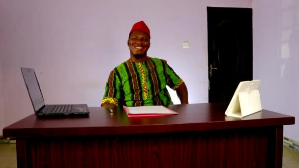 一个装腔作势 面带微笑的非洲办公室商人在办公室 — 图库视频影像