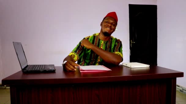 一个笑容可亲的非洲商人在他的办公室里 — 图库视频影像