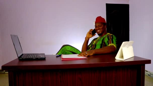 一位非洲裔尼日利亚商人在他的办公室里通过电话进行着生动的交谈 — 图库视频影像