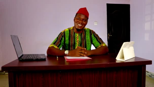 Una Oficina Sonriente Hombre Negocios Africano — Vídeos de Stock