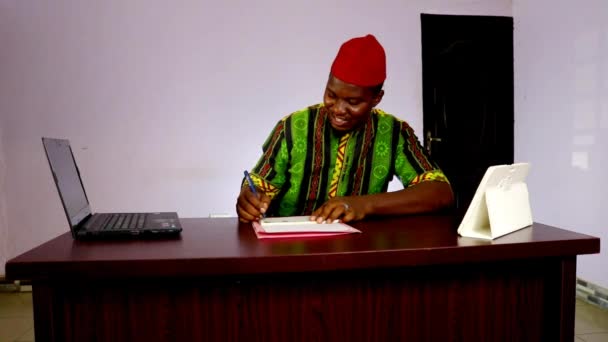 Black Business Male Writes Presents Check Cheque His Office — Video