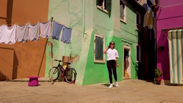 Girl Front Colorful Houses Burano Island Venice Italy Laundry Clothes — Stock Video