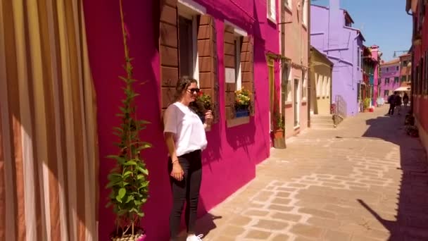 Hermosas Chicas Una Calle Burano Italia — Vídeos de Stock