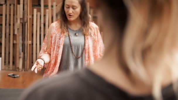 Движение Камеры Дальнобойщика Показывающее Шеи Женщины Учителя Йоги Сидящего Полу — стоковое видео