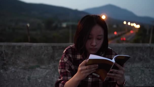 Close View Van Een Jong Aziatisch Meisje Dat Een Boek — Stockvideo