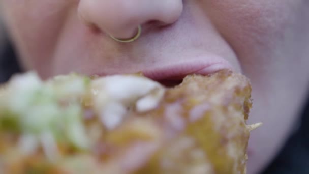 慢慢接近女性 带着简单的鼻环 在街上狼吞虎咽地吃着难吃的豆腐 — 图库视频影像