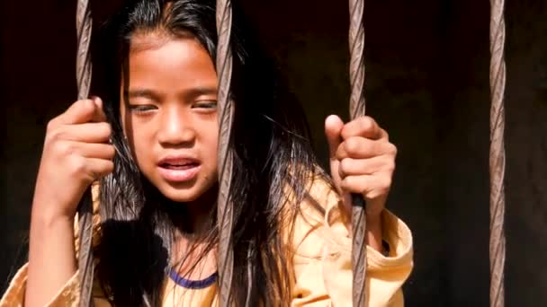 Ein Kind Weint Nach Der Entführung Durch Menschenhändler Seine Mutter — Stockvideo