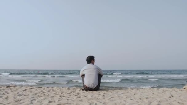 Homem Vietnamita Sentado Sozinho Isolado Uma Praia Conceito Solidão — Vídeo de Stock