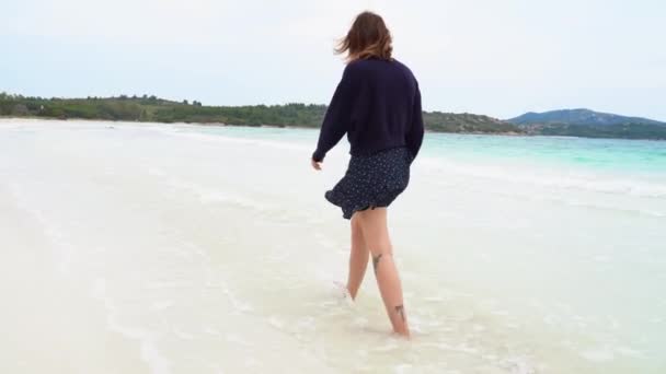 Lady Walking Beach Sardinia — Vídeo de Stock