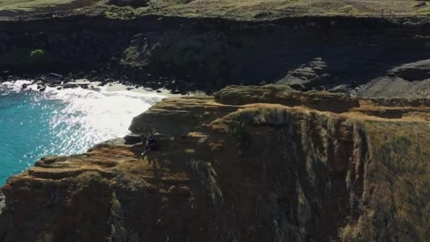 Seguimento Aéreo Revelar Tiro Uma Praia Cercada Por Formações Rochosas — Vídeo de Stock