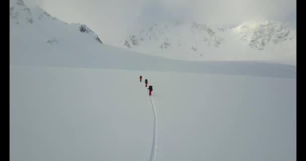 Drone Létání Zadní Pohled Tři Horolezci Trekking Tyče Plné Ozubení — Stock video