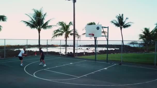 Двое Мужчин Играют Баскетбол Открытой Площадке Гавайях Человек Стреляет Делает — стоковое видео