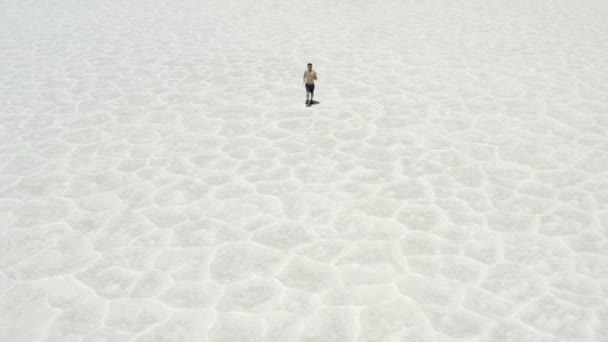 Drone Footage Man Running Salt Flats Death Valley California — Vídeo de stock
