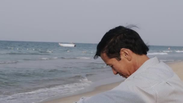Hombre Sienta Mirando Hacia Océano Profundamente Pensamiento — Vídeos de Stock