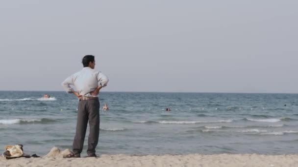 Hombre Vietnamita Local Para Playa Con Vistas Océano — Vídeos de Stock