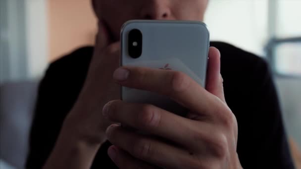 Social Media Scrollen Telefoon Sms Met Iphone — Stockvideo
