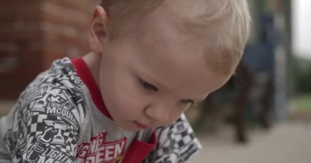 Aranyos Kis Szőke Fiú Rajzol Játszik Krétával Járdán — Stock videók
